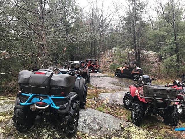 Packing up after lunch. All the rigs back together ready for more. @swampdonkeygrizz @tomdrich @chriscross4653 @timmerlegrand @smithjaret @adam.stanley549 @sawmiller07 #swampdonkeys@tomdrich