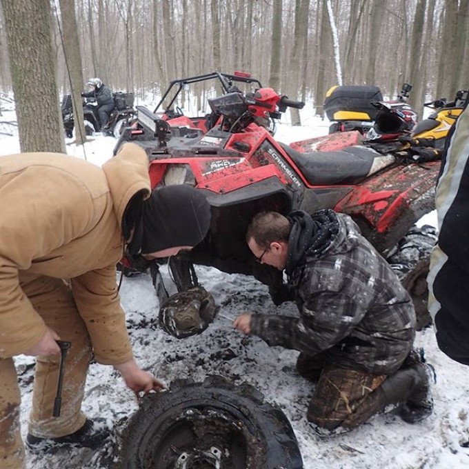 @chriscross4653 of the #SwampDonkeys helping out Dustan’s #Scrambler broken #axle #GLATV