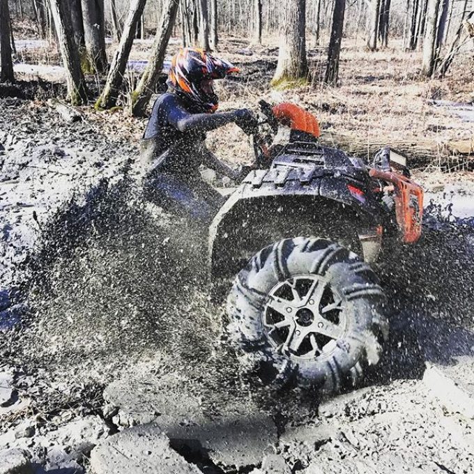 @sawmiller07 Doing his thing. First time I’ve seen his machine fully working and him with two working hands #swampdonkeys #polaris #highlifter #hawksnest
